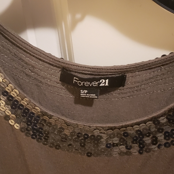 Forever 21 Olive sequin top sequins - Picture 5 of 5